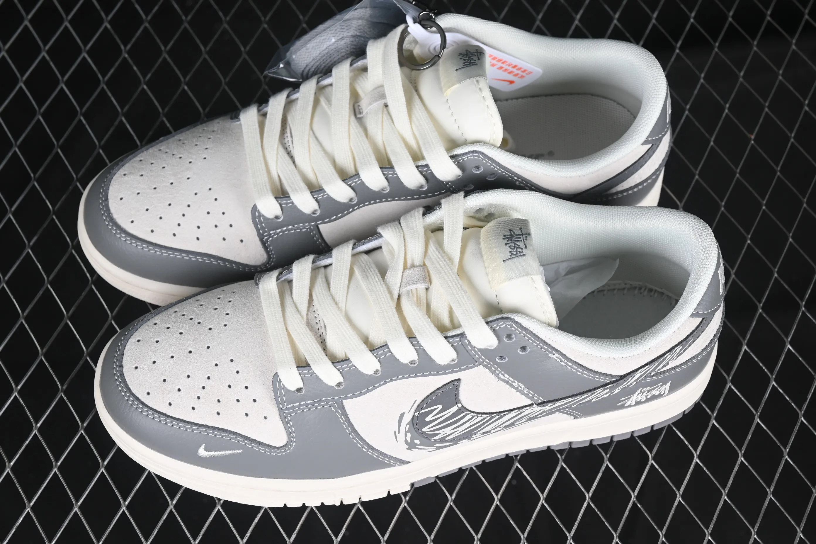 All categories Nk SB Dunk Series Nk SB Dunk Low High-end customized low-top sneakers Nk SB Dunk Low Stusi co-branded Graffiti gray hook Anniversary high-end customized low-top casual sneakers DM6868-024